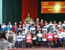 Hội Khuyến học Đoan Hùng tặng quà học sinh nghèo