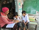 Cô giáo nghèo 18 năm dạy chữ miễn phí cho học trò vùng biên giới